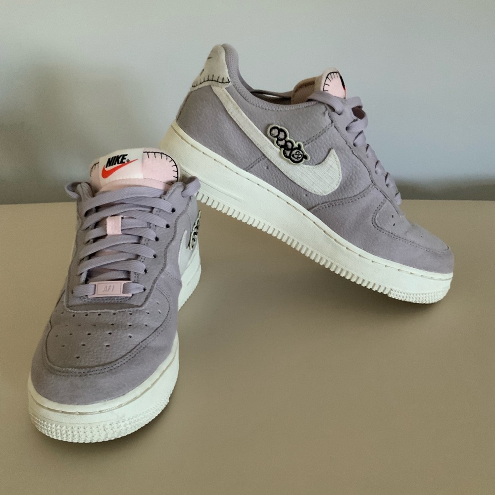 NIKE AIR FORCE 1 Limited Edition Light Purple with Bee Detail 7.5